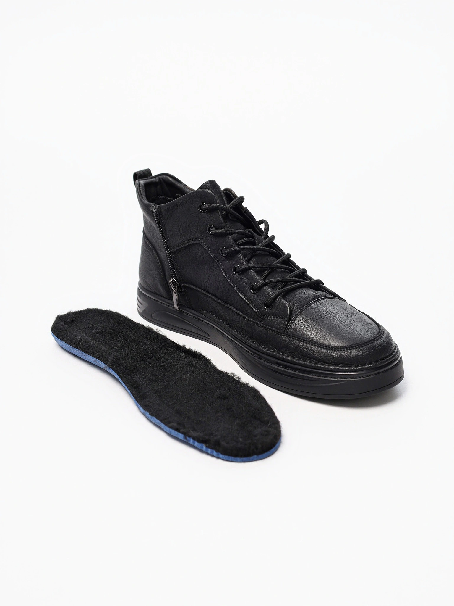 Ботинки черного цвета на низкой подошве